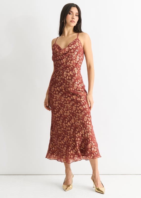 Da rienda suelta a tu lado salvaje con nuestro vestido midi de jacquard animal en viscosa marrón. Confeccionado con viscosa de alta calidad, presenta un elegante escote de pico y un exclusivo estampado jacquard de animales. Perfecto para cualquier ocasión, este vestido midi te hará destacar de un modo informal pero elegante.