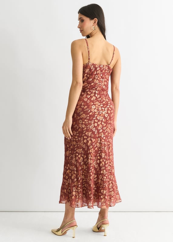 Da rienda suelta a tu lado salvaje con nuestro vestido midi de jacquard animal en viscosa marrón. Confeccionado con viscosa de alta calidad, presenta un elegante escote de pico y un exclusivo estampado jacquard de animales. Perfecto para cualquier ocasión, este vestido midi te hará destacar de un modo informal pero elegante.