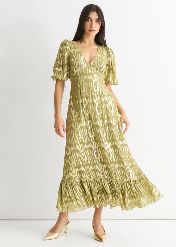 Canaliza tu lado salvaje con nuestro vestido midi de ocasión en jacquard animal de viscosa verde. Confeccionado en tejido de viscosa de alta calidad, este vestido luce un impresionante estampado de jacquard animal que te hará destacar en cualquier ocasión. Su elegante largo midi y su favorecedor corte te harán sentir segura de ti misma y con estilo.