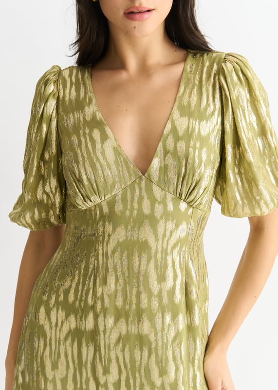 Canaliza tu lado salvaje con nuestro vestido midi de ocasión en jacquard animal de viscosa verde. Confeccionado en tejido de viscosa de alta calidad, este vestido luce un impresionante estampado de jacquard animal que te hará destacar en cualquier ocasión. Su elegante largo midi y su favorecedor corte te harán sentir segura de ti misma y con estilo.