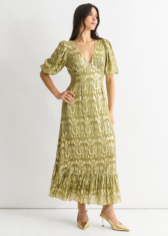 Canaliza tu lado salvaje con nuestro vestido midi de ocasión en jacquard animal de viscosa verde. Confeccionado en tejido de viscosa de alta calidad, este vestido luce un impresionante estampado de jacquard animal que te hará destacar en cualquier ocasión. Su elegante largo midi y su favorecedor corte te harán sentir segura de ti misma y con estilo.