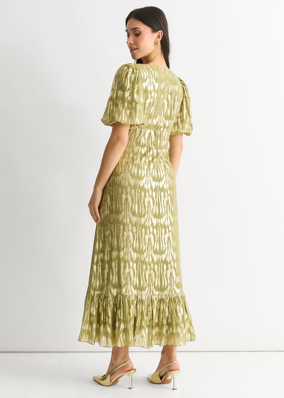 Canaliza tu lado salvaje con nuestro vestido midi de ocasión en jacquard animal de viscosa verde. Confeccionado en tejido de viscosa de alta calidad, este vestido luce un impresionante estampado de jacquard animal que te hará destacar en cualquier ocasión. Su elegante largo midi y su favorecedor corte te harán sentir segura de ti misma y con estilo.