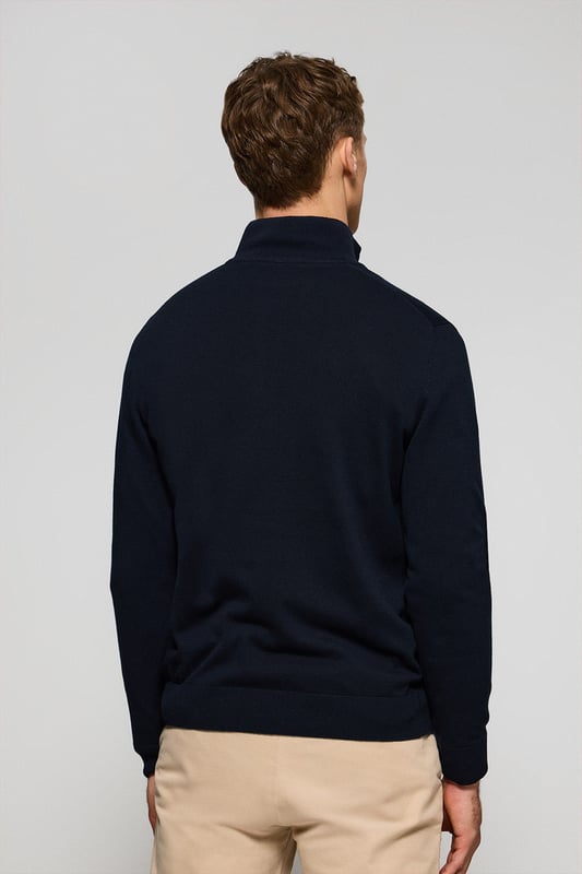 Verleihen Sie Ihrem Look eine raffinierte Note mit unserem Strickpullover aus Baumwolle für Herren. Er verfügt über einen praktischen halben Reißverschluss und gerippte Details an Kragen, Ärmeln und Taille für einen perfekten Sitz und eine ideale Passform. Das dezente marineblaue Nahtband am Kragen mit eingraviertem Polo Club Logo unterstreichen die Eleganz dieses Pullovers. Charakteristische Stickerei unseres Rigby Go-Logos in Kontrastfarbe auf der Brust. Ein vielseitiges Kleidungsstück, das sowohl zu einem lässigen als auch zu einem formelleren Look passt.
