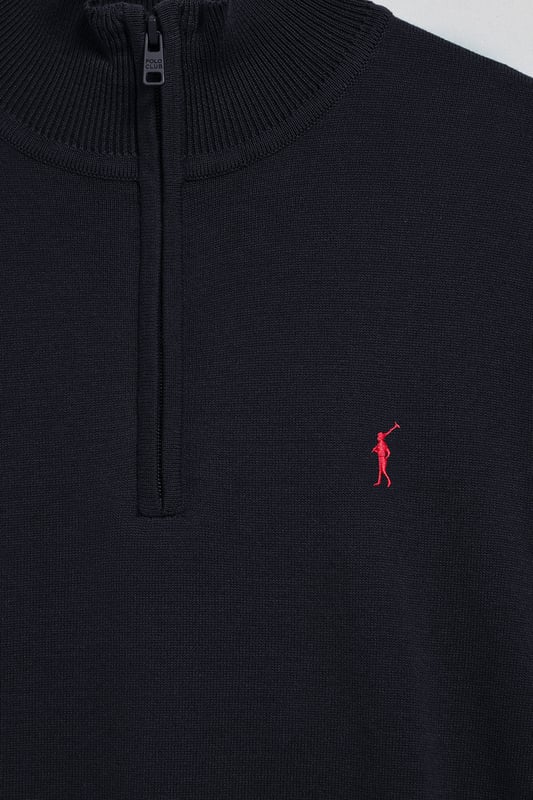 Verleihen Sie Ihrem Look eine raffinierte Note mit unserem Strickpullover aus Baumwolle für Herren. Er verfügt über einen praktischen halben Reißverschluss und gerippte Details an Kragen, Ärmeln und Taille für einen perfekten Sitz und eine ideale Passform. Das dezente marineblaue Nahtband am Kragen mit eingraviertem Polo Club Logo unterstreichen die Eleganz dieses Pullovers. Charakteristische Stickerei unseres Rigby Go-Logos in Kontrastfarbe auf der Brust. Ein vielseitiges Kleidungsstück, das sowohl zu einem lässigen als auch zu einem formelleren Look passt.
