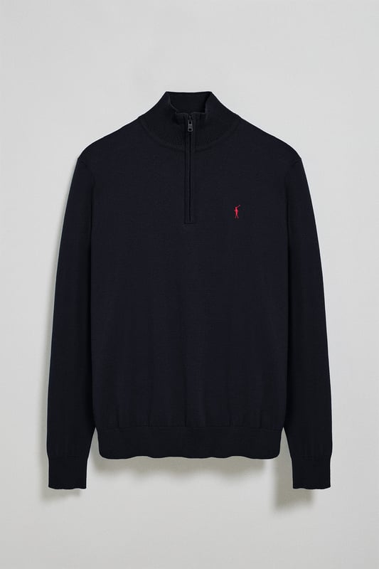 Verleihen Sie Ihrem Look eine raffinierte Note mit unserem Strickpullover aus Baumwolle für Herren. Er verfügt über einen praktischen halben Reißverschluss und gerippte Details an Kragen, Ärmeln und Taille für einen perfekten Sitz und eine ideale Passform. Das dezente marineblaue Nahtband am Kragen mit eingraviertem Polo Club Logo unterstreichen die Eleganz dieses Pullovers. Charakteristische Stickerei unseres Rigby Go-Logos in Kontrastfarbe auf der Brust. Ein vielseitiges Kleidungsstück, das sowohl zu einem lässigen als auch zu einem formelleren Look passt.