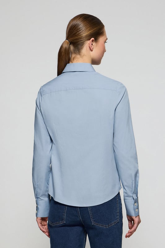 Peppen Sie Ihren Look mit unserem Slim-Fit-Hemd auf, das sich perfekt für Frauen eignet, die auf der Suche nach einem lässigen Alltagsoutfit sind. Es ist aus weicher Baumwollpopeline gefertigt und bietet die perfekte Mischung aus Komfort und Eleganz. Der französische Kragen und der Knopfverschluss sorgen für einen sauberen, schnittigen Look. Kontrastfarbene Paspeln am Kragen und Verzierungen an den Seitennähten veredeln den klassischen Stil mit einem raffinierten Touch. Die Logoknöpfe und das horizontal genähte Knopfloch sind das i-Tüpfelchen des raffinierten und sorgfältigen Designs. Das ikonische Rigby Go Logo auf der Brust verleiht ihm eine einzigartige Note.