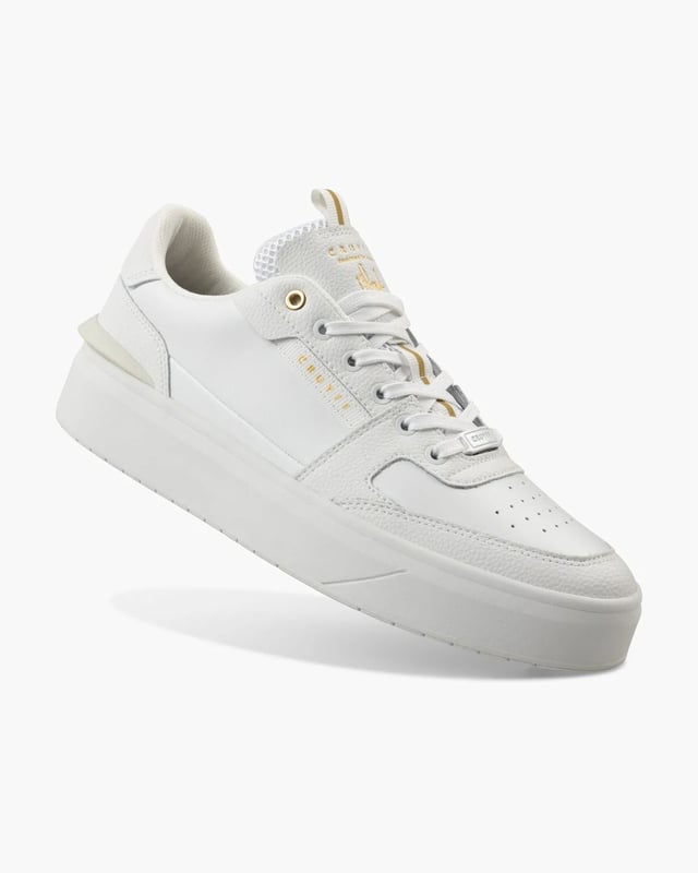 Die Cruyff Endorsed Tennis Sneaker bieten einen sophistizierten, athletischen Stil mit hochwertiger Verarbeitung. Gefertigt aus QualitÃ¤tsleder mit strukturierten, genarbten Overlays, vereinen diese weiÃŸen, vom Tennis inspirierten Schuhe klassisches Design mit modernem Komfort. Schwarze und silberne Logo-Akzente sorgen fÃ¼r dezente Kontraste, wÃ¤hrend die markentypische Gummi-Cupsole mit Spoiler zuverlÃ¤ssige Traktion bietet. Die herausnehmbare, gepolsterte Innensohle gewÃ¤hrleistet ganztÃ¤gigen Tragekomfort und macht diese Schuhe zu einer ausgezeichneten Wahl fÃ¼r den Freizeitbereich mit sportlichem Erbe.