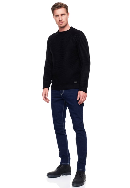 Rusty Neal herenjeans
 
Pasvorm: Slim Fit
Materiaal: 74% Cotton, 15% Polyester, 9% Viskose, 2% Spandex (STRETCH)
Gewicht: 700 g
Land van herkomst: Bangladesch
 
TEVREDENHEIDSGARANTIE: U kunt bij ons zonder risico kopen, wij accepteren retourzendingen zonder opgaaf van reden en storten uw geld binnen de kortst mogelijke termijn terug. Onze bedrijfsfilosofie is nog steeds: "De klant is koning". Ons doel is om te allen tijde de best mogelijke service te bieden, met het hoofdkantoor in Duitsland.
PRODUCTIE: Als oprichter en fabrikant ontwerpen en produceren wij onze producten autonoom van A tot Z als familiebedrijf. Hierdoor kunnen wij kwaliteit en een optimale prijs-kwaliteitverhouding garanderen. Gefabriceerd onder eerlijke arbeidsomstandigheden met hoogwaardige materialen die zorgvuldig zijn verwerkt (geen chemische geur). Tijdloos design uit het land van herkomst: Bangladesch
PASVORM: Deze jeans zijn gemaakt van een hoogwaardige en soepele katoenmix en staan ​​garant voor een absoluut comfortabele pasvorm met een feelgoodfactor. Ons model is 1,85 m lang, weegt ruim 80 kg en draagt ​​maat 32/32 (lengte: 32/breedte: 32). Aangepast aan de Europese markt, bieden wij deze jeans aan in de volgende pasvorm: Slim Fit
GELEGENHEID: Of het nu lente/zomer of herfst/winter is, deze jeans zijn allround en zitten altijd comfortabel. Ze krassen niet dankzij de hoogwaardige materialen en afwerking. Het tijdloze en toch moderne design garandeert een stijlvolle verschijning, zowel op kantoor of bij zakelijke bijeenkomsten, als casual in de middag of als een mooie accent op een feest of andere gelegenheid.
MACHINEWASBAAR: Dankzij de hoogwaardige verwerking van de materialen is er geen sprake van kleurverlies na het wassen en is krimpen van de jeans geen probleem meer! Kwaliteit die de tand des tijds doorstaat, zelfs na talloze wasbeurten!