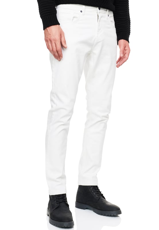 Rusty Neal herenjeans
 
Pasvorm: Slim Fit
Materiaal: 74% Cotton, 15% Polyester, 9% Viskose, 2% Spandex (STRETCH)
Gewicht: 700 g
Land van herkomst: Bangladesch
 
TEVREDENHEIDSGARANTIE: U kunt bij ons zonder risico kopen, wij accepteren retourzendingen zonder opgaaf van reden en storten uw geld binnen de kortst mogelijke termijn terug. Onze bedrijfsfilosofie is nog steeds: "De klant is koning". Ons doel is om te allen tijde de best mogelijke service te bieden, met het hoofdkantoor in Duitsland.
PRODUCTIE: Als oprichter en fabrikant ontwerpen en produceren wij onze producten autonoom van A tot Z als familiebedrijf. Hierdoor kunnen wij kwaliteit en een optimale prijs-kwaliteitverhouding garanderen. Gefabriceerd onder eerlijke arbeidsomstandigheden met hoogwaardige materialen die zorgvuldig zijn verwerkt (geen chemische geur). Tijdloos design uit het land van herkomst: Bangladesch
PASVORM: Deze jeans zijn gemaakt van een hoogwaardige en soepele katoenmix en staan ​​garant voor een absoluut comfortabele pasvorm met een feelgoodfactor. Ons model is 1,85 m lang, weegt ruim 80 kg en draagt ​​maat 32/32 (lengte: 32/breedte: 32). Aangepast aan de Europese markt, bieden wij deze jeans aan in de volgende pasvorm: Slim Fit
GELEGENHEID: Of het nu lente/zomer of herfst/winter is, deze jeans zijn allround en zitten altijd comfortabel. Ze krassen niet dankzij de hoogwaardige materialen en afwerking. Het tijdloze en toch moderne design garandeert een stijlvolle verschijning, zowel op kantoor of bij zakelijke bijeenkomsten, als casual in de middag of als een mooie accent op een feest of andere gelegenheid.
MACHINEWASBAAR: Dankzij de hoogwaardige verwerking van de materialen is er geen sprake van kleurverlies na het wassen en is krimpen van de jeans geen probleem meer! Kwaliteit die de tand des tijds doorstaat, zelfs na talloze wasbeurten!