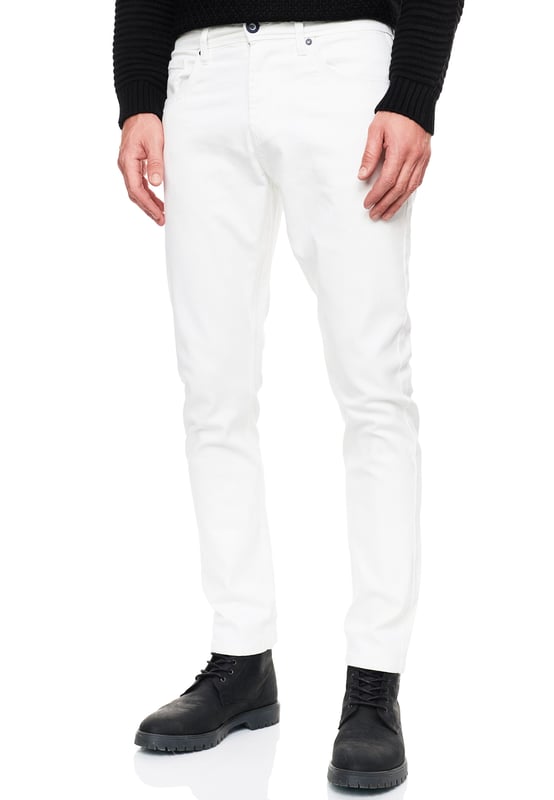Rusty Neal herenjeans
 
Pasvorm: Slim Fit
Materiaal: 74% Cotton, 15% Polyester, 9% Viskose, 2% Spandex (STRETCH)
Gewicht: 700 g
Land van herkomst: Bangladesch
 
TEVREDENHEIDSGARANTIE: U kunt bij ons zonder risico kopen, wij accepteren retourzendingen zonder opgaaf van reden en storten uw geld binnen de kortst mogelijke termijn terug. Onze bedrijfsfilosofie is nog steeds: "De klant is koning". Ons doel is om te allen tijde de best mogelijke service te bieden, met het hoofdkantoor in Duitsland.
PRODUCTIE: Als oprichter en fabrikant ontwerpen en produceren wij onze producten autonoom van A tot Z als familiebedrijf. Hierdoor kunnen wij kwaliteit en een optimale prijs-kwaliteitverhouding garanderen. Gefabriceerd onder eerlijke arbeidsomstandigheden met hoogwaardige materialen die zorgvuldig zijn verwerkt (geen chemische geur). Tijdloos design uit het land van herkomst: Bangladesch
PASVORM: Deze jeans zijn gemaakt van een hoogwaardige en soepele katoenmix en staan ​​garant voor een absoluut comfortabele pasvorm met een feelgoodfactor. Ons model is 1,85 m lang, weegt ruim 80 kg en draagt ​​maat 32/32 (lengte: 32/breedte: 32). Aangepast aan de Europese markt, bieden wij deze jeans aan in de volgende pasvorm: Slim Fit
GELEGENHEID: Of het nu lente/zomer of herfst/winter is, deze jeans zijn allround en zitten altijd comfortabel. Ze krassen niet dankzij de hoogwaardige materialen en afwerking. Het tijdloze en toch moderne design garandeert een stijlvolle verschijning, zowel op kantoor of bij zakelijke bijeenkomsten, als casual in de middag of als een mooie accent op een feest of andere gelegenheid.
MACHINEWASBAAR: Dankzij de hoogwaardige verwerking van de materialen is er geen sprake van kleurverlies na het wassen en is krimpen van de jeans geen probleem meer! Kwaliteit die de tand des tijds doorstaat, zelfs na talloze wasbeurten!