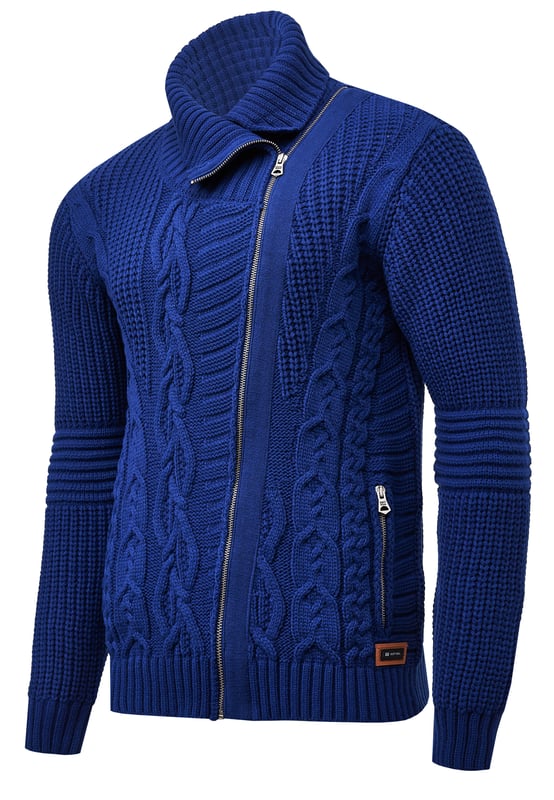 Rusty Neal Herren Strick-Pullover
 
Passform: Regular Fit
Material: 70% Polyacryl, 30% Baumwolle
Gewicht: 800 gr
Herstellungsland: Türkei
Webart: Grobstrick
Kragenform: Stehkragen mit Zipper
 
ZUFRIEDENHEITSGARANTIE: Bei uns kaufen Sie ohne Risiko, da wir unbegründete Rückgaben akzeptieren und zeitlich die Rückzahlung Erstatten. Unsere Firmenphilosophie lautet nach wie vor: "Der Kunde ist König" unser Anliegen ist es zu jeder Zeit den bestmöglichen Service zu bieten mit Firmensitz: Deutschland
HERSTELLUNG/PRODUKTION: Als Gründer wie auch Hersteller, Designen und Produzieren wir unsere Produkte als Familienunternehmen von A-Z autonom, daher können wir Qualität garantieren wie auch ein optimales Preis-Leistungs-Verhältnis. Hergestellt unter fairen Arbeitsbedingungen mit hochwertigen Materialien welche schonend verarbeitet wurden (kein Chemiegeruch). Zeitloses Design aus dem Herkunftsland: Türkei
PASSFORM: Angefertigt aus qualitativ hochwertiger wie auch anschmiegsamer Baumwollmischung, garantiert dieser Pullover einen absolut bequemen Sitz mit Wohlfühlfaktor. Unser Model trägt bei einer Körpergröße von 1,85 m und einem Gewicht über 80 kg die Größe: M (Medium). An den Europäischen Markt angepasst bieten wir diesen Pullover in folgender Passform an: Regular Fit
ANLASS: Für die kalte Jahreszeit ist dieser Strickpullover sehr warm und bequem zu tragen, KEIN KRATZEN durch hochwertige Materialien und Verarbeitung, das zeitlose und doch Moderne Design garantiert einen Stilvollen Auftritt, ob im Büro oder Business Meetings wie auch Casual am Nachmittag oder als toller Akzent auf Partys oder anderen Veranstaltungen.
MASCHINENWÄSCHE: Durch die hochwertige Verarbeitung der Materialien treten nach der Wäsche keine Farbverluste auf, auch das Einlaufen des Pullovers ist kein Thema mehr! Qualität die sich auch nach unzähligen Waschgängen gewaschen hat!
 