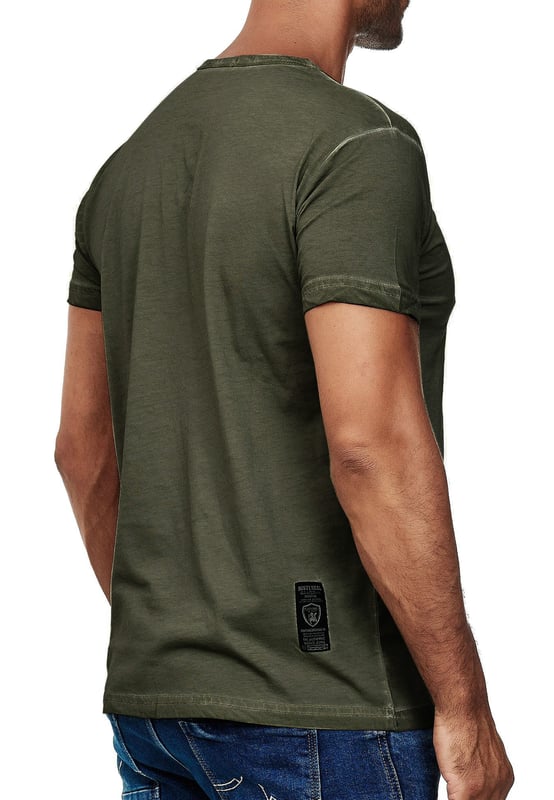 Rusty Neal Herren T-Shirt
 
Passform: Regular Fit
Material: 100% Baumwolle
Gewicht: 250 gr
Herstellungsland: Türkei
Kragenform: Rundhals
 
ZUFRIEDENHEITSGARANTIE: Bei uns kaufen Sie ohne Risiko, da wir unbegründete Rückgaben akzeptieren und zeitlich die Rückzahlung Erstatten. Unsere Firmenphilosophie lautet nach wie vor: "Der Kunde ist König" unser Anliegen ist es zu jeder Zeit den bestmöglichen Service zu bieten mit Firmensitz: Deutschland
HERSTELLUNG/PRODUKTION: Als Gründer wie auch Hersteller, Designen und Produzieren wir unsere Produkte als Familienunternehmen von A-Z autonom, daher können wir Qualität garantieren wie auch ein optimales Preis-Leistungs-Verhältnis. Hergestellt unter fairen Arbeitsbedingungen mit hochwertigen Materialien welche schonend verarbeitet wurden (kein Chemiegeruch). Zeitloses Design aus dem Herkunftsland: Türkei
PASSFORM: Angefertigt aus qualitativ hochwertiger wie auch anschmiegsamer Baumwollmischung, garantieren wir einen absolut bequemen Sitz mit Wohlfühlfaktor. Unser Model trägt bei einer Körpergröße von 1,85 m und einem Gewicht über 80 kg die Größe: M (Medium). An den Europäischen Markt angepasst bieten wir dieses T-Shirt in folgender Passform an: Regular Fit
ANLASS: Ob Frühling/ Sommer oder Herbst/ Winter dieses T-Shirt ist als Allrounder stets angenehm zu tragen, KEIN KRATZEN durch hochwertige Materialien und Verarbeitung, das zeitlose und doch Moderne Design garantiert einen Stilvollen Auftritt, ob im Büro oder auch Casual am Nachmittag, als toller Akzent auf Partys und anderen Veranstaltungen.
MASCHINENWÄSCHE: Durch die hochwertige Verarbeitung der Materialien treten nach der Wäsche keine Farbverluste auf, auch das Einlaufen des T-Shirts ist kein Thema mehr! Qualität die sich auch nach unzähligen Waschgängen gewaschen hat!
 