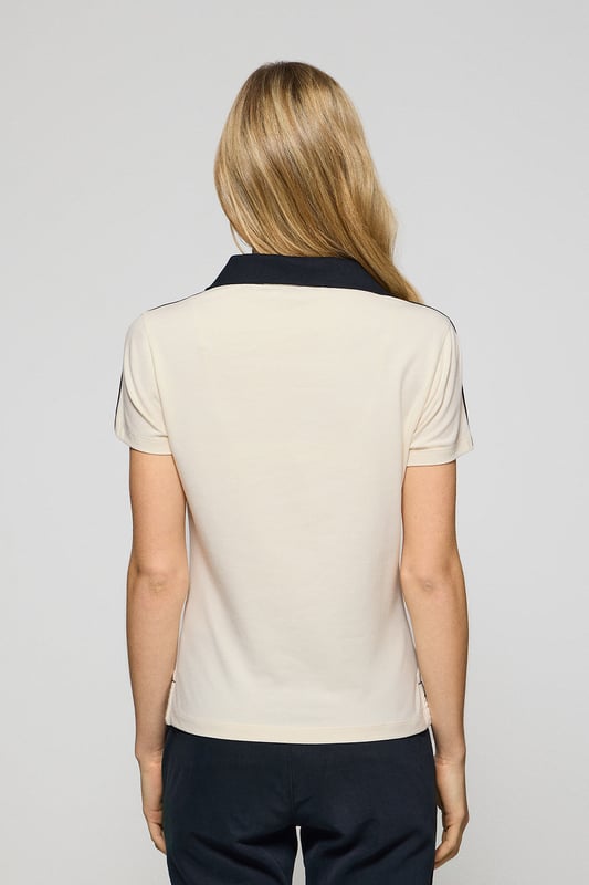Das maritim inspirierte, kurzärmelige Damen-Poloshirt verbindet den klassischen Polostil mit modernen Details. Die samtige Baumwollverarbeitung verleiht ihm eine einzigartige Weichheit. Der elegante V-Ausschnitt mit kontrastierendem Revers verleiht dem Poloshirt einen raffinierten Look. Die Seitenschlitze setzen nicht nur einen modernen Akzent, sondern optimieren auch die Passform. Nahtband an der Krageninnenseite. Der einfarbige Aufnäher mit nautischem Motiv auf der Brust rundet das Design ab. Ideal, um einen Tag im Freien zu genießen.