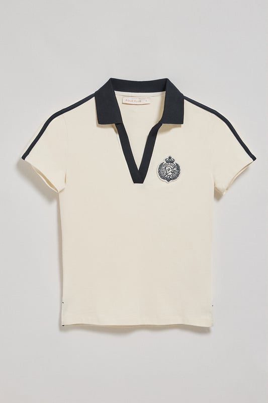 Das maritim inspirierte, kurzärmelige Damen-Poloshirt verbindet den klassischen Polostil mit modernen Details. Die samtige Baumwollverarbeitung verleiht ihm eine einzigartige Weichheit. Der elegante V-Ausschnitt mit kontrastierendem Revers verleiht dem Poloshirt einen raffinierten Look. Die Seitenschlitze setzen nicht nur einen modernen Akzent, sondern optimieren auch die Passform. Nahtband an der Krageninnenseite. Der einfarbige Aufnäher mit nautischem Motiv auf der Brust rundet das Design ab. Ideal, um einen Tag im Freien zu genießen.