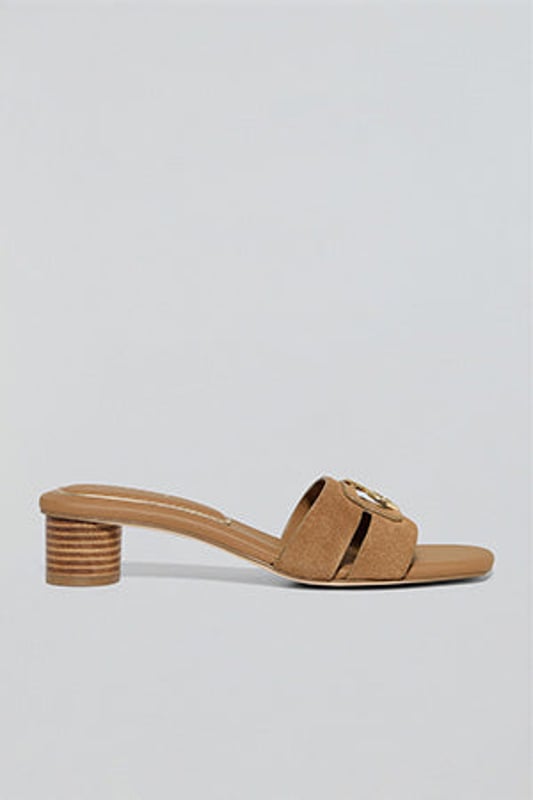 Entdecken Sie die zeitlose Eleganz der Mules mit Absatz Giorgia aus Veloursleder mit einem raffinierten goldfarbenen PC-Monogramm auf dem Oberleder. Die verzierte und gepolsterte Innensohle und die rutschfeste Sohle garantieren absoluten Komfort, während der Absatz von ca. 4,5 cm die perfekte Balance zwischen Stil und Komfort bietet.