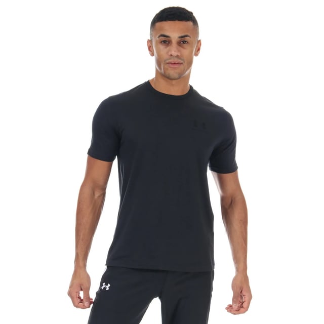 60% Baumwolle, 40% Polyester. Gewebetechnik: Leicht, Feuchtigkeitsabweisend, Schnell trocknend. Gewebe: 4-fache Dehnrichtung, Weiche Haptik. Design: Logo. Passform: Lose. Rundhalsausschnitt, Gerippter Kragen. Kurzärmlig. S: 93,98 cm. M: 102 cm. L: 112 cm. XL: 121,92 cm. XXL: 132 cm.