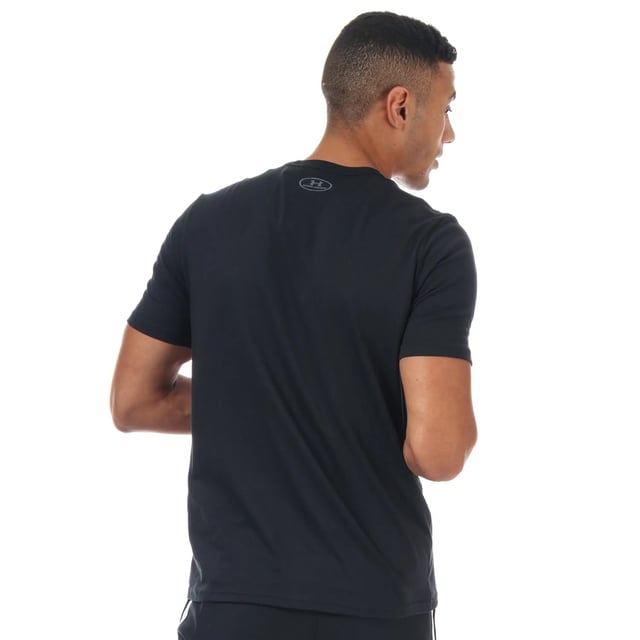 60% Baumwolle, 40% Polyester. Gewebetechnik: Leicht, Feuchtigkeitsabweisend, Schnell trocknend. Gewebe: 4-fache Dehnrichtung, Weiche Haptik. Design: Logo. Passform: Lose. Rundhalsausschnitt, Gerippter Kragen. Kurzärmlig. S: 93,98 cm. M: 102 cm. L: 112 cm. XL: 121,92 cm. XXL: 132 cm.