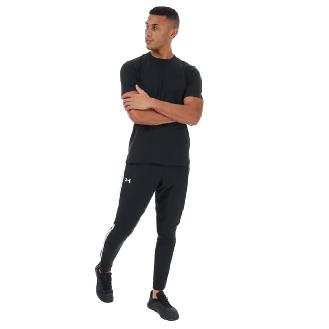 60% Baumwolle, 40% Polyester. Gewebetechnik: Leicht, Feuchtigkeitsabweisend, Schnell trocknend. Gewebe: 4-fache Dehnrichtung, Weiche Haptik. Design: Logo. Passform: Lose. Rundhalsausschnitt, Gerippter Kragen. Kurzärmlig. S: 93,98 cm. M: 102 cm. L: 112 cm. XL: 121,92 cm. XXL: 132 cm.