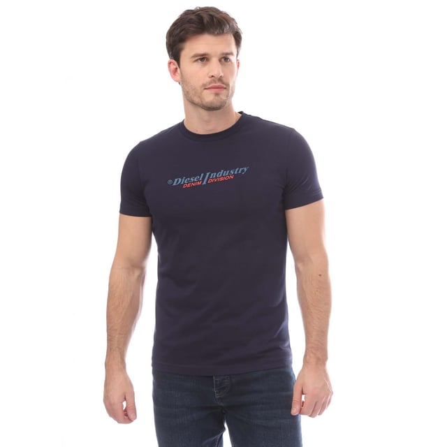100% Katoen. Ontwerp: Logo, Gedrukt, Tekst. Hals: Crew Neck. Mouwtype: Korte mouwen. Geschikt voor: Slank. S: 38 in. M: 40 in. L: 44 in. XL: 48 in. XXL: 52 in.