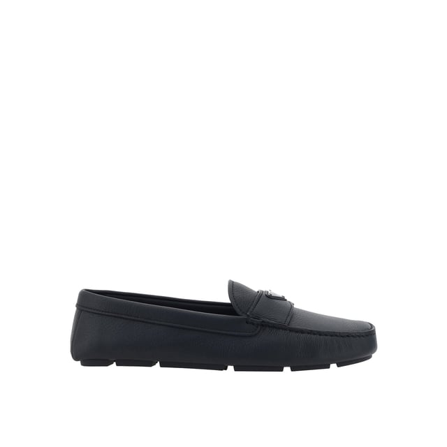 Prada Drive Leren Loafers - Samenstelling: 100% kalfsleer - Binnenvoering: Leer - Zool: Leer - Noppenzool: Rubber - Ronde neus - Gestructureerd leer - Merkinleg - Antislip noppenzool - Iconische driehoekige merkplaat - Gemaakt in Italië - Geslacht: HEREN -