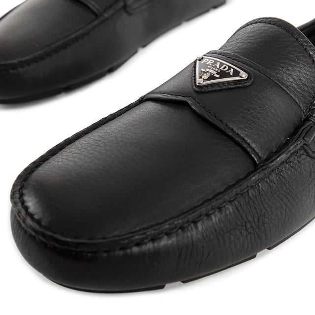 Prada Drive Leren Loafers - Samenstelling: 100% kalfsleer - Binnenvoering: Leer - Zool: Leer - Noppenzool: Rubber - Ronde neus - Gestructureerd leer - Merkinleg - Antislip noppenzool - Iconische driehoekige merkplaat - Gemaakt in Italië - Geslacht: HEREN -