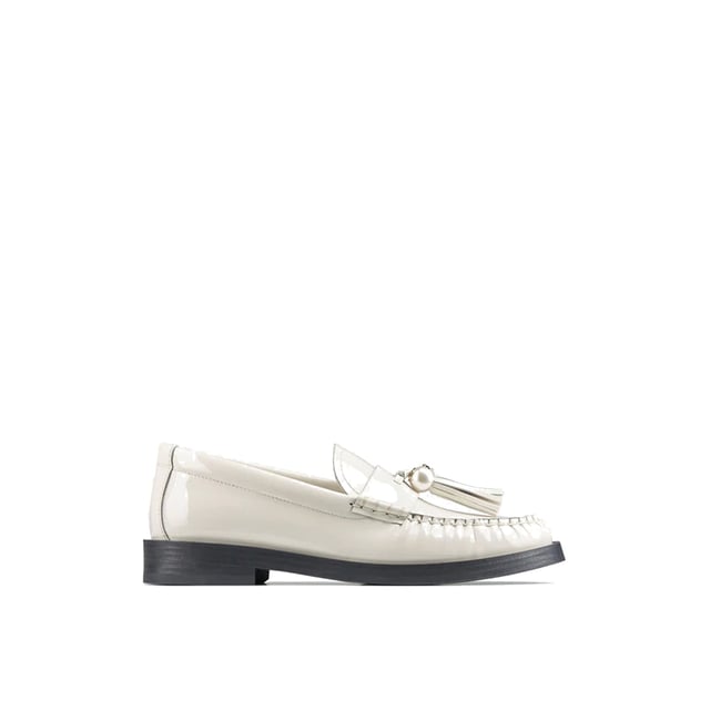 Jimmy Choo Addie Pearl leren loafers '- Samenstelling: 100% kalfsleer - Binnenkant: Leer - Binnenzool: Leer - Zool: Rubber - Ronde neus - Patent-effect - Franjes aan de bovenkant - Instapmodel - Kenmerkende parelversiering - Gemaakt in Italië - Geslacht: VROUWEN -