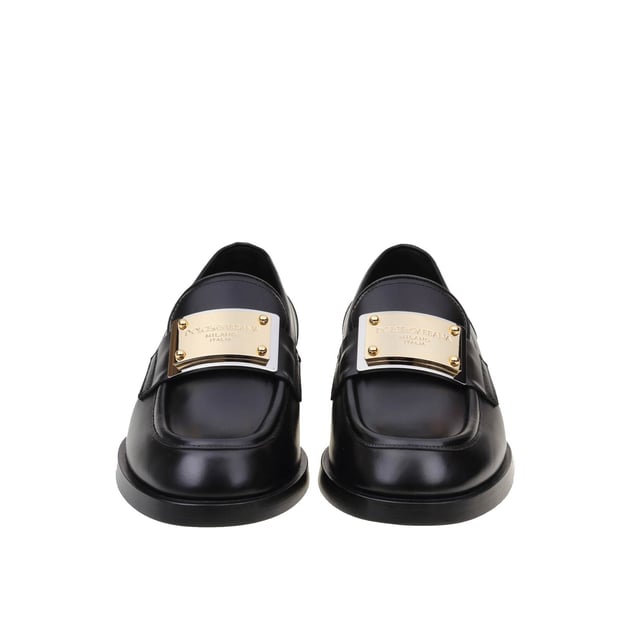 – Zusammensetzung: 100 % Kalbsleder – Innenmaterial: Leder – Innensohle: Leder – Sohle: Leder – Runde Zehenpartie – Slipper – Logo-Plakette oben – Hergestellt in Italien – Geschlecht: HERREN –