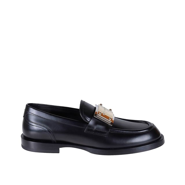 – Zusammensetzung: 100 % Kalbsleder – Innenmaterial: Leder – Innensohle: Leder – Sohle: Leder – Runde Zehenpartie – Slipper – Logo-Plakette oben – Hergestellt in Italien – Geschlecht: HERREN –
