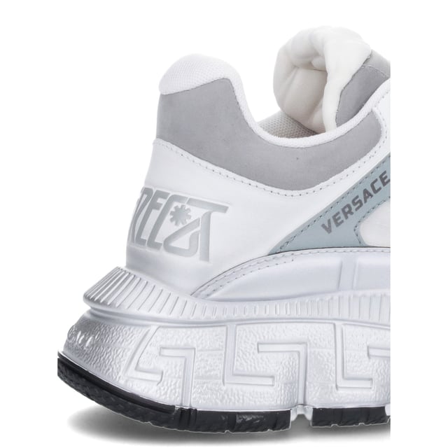 - Material: 100 % Kalbsleder - Innen: Stoff - Innensohle: Stoff - Laufsohle: 100 % Gummi - Runde Zehenform - Schnürverschluss - Gepaneeltes Design - Optisch weißes Kalbsleder - Markanter Logo-Patch-Details auf der Zunge - Geprägte Fersenkappe - Hergestellt in Italien - Geschlecht: HERREN -