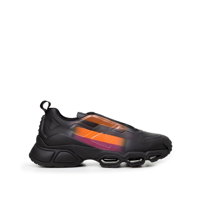 Prada Collision Lage Sneakers - Samenstelling: 100% Rubber - Binnenwerk: Rubber - Binnenzool: Stof - Zool: Rubber - Trekband aan de achterkant - Ronde neus - Voorzijde met vetersluiting - Effen kleur effect - Logo in reliëf bovenop - Made in Italy - Geslacht: HEREN -