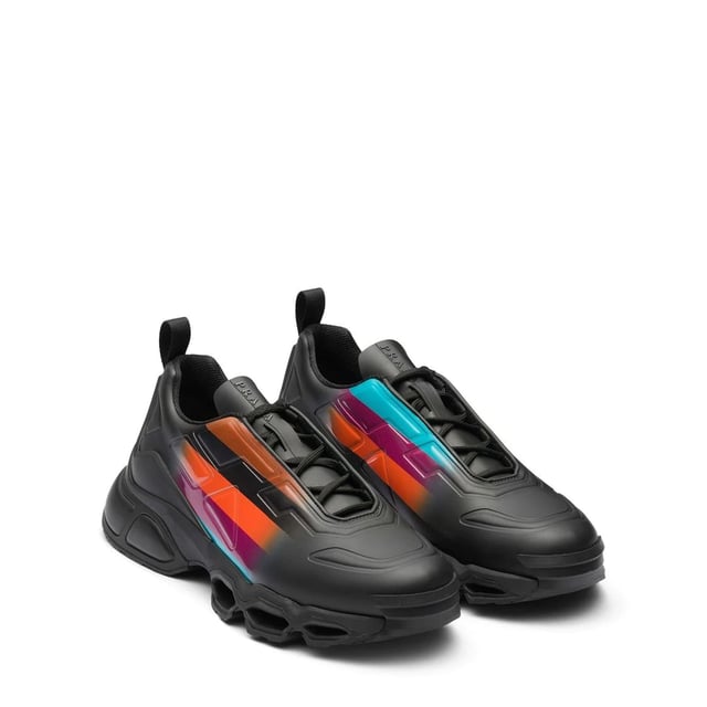 Prada Collision Lage Sneakers - Samenstelling: 100% Rubber - Binnenwerk: Rubber - Binnenzool: Stof - Zool: Rubber - Trekband aan de achterkant - Ronde neus - Voorzijde met vetersluiting - Effen kleur effect - Logo in reliëf bovenop - Made in Italy - Geslacht: HEREN -
