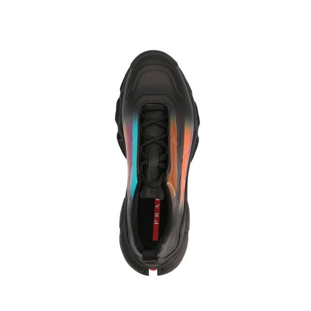 Prada Collision Lage Sneakers - Samenstelling: 100% Rubber - Binnenwerk: Rubber - Binnenzool: Stof - Zool: Rubber - Trekband aan de achterkant - Ronde neus - Voorzijde met vetersluiting - Effen kleur effect - Logo in reliëf bovenop - Made in Italy - Geslacht: HEREN -