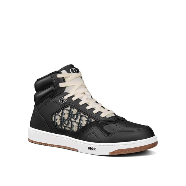 - Composición: 100% cuero de ternera - punta redonda - Detalle perforado - Cierre frontal con cordones - Lona monogramada - Hecho en Italia - Género: HOMBRE -