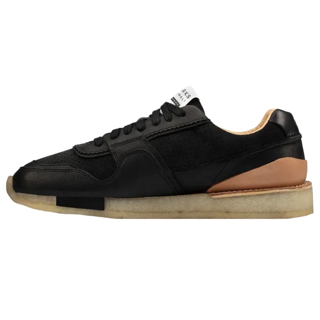 Marke: Clarks. Obermaterial: Leder, Perforiert. Futterstoff: Lammfell, Weich. Laufsohle: Krepp, EVA. Ösen: 7. Gewebetechnik: Flexibel, Leicht. Absatz: Flach. Niedrig geschnitten. Design: Unifarben. Zehenstil: Rund. Zum Schnüren.