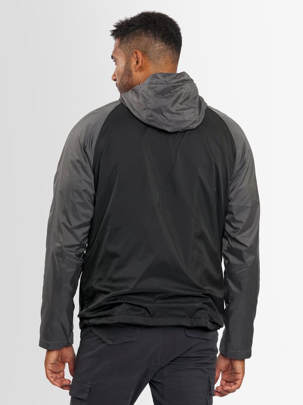Arctic Seven Rain Jacket para hombre: chaqueta repelente al viento y al agua con forro polar

Este chubasquero de alta calidad de Arctic Seven combina protección contra la humedad y el frío gracias al material repelente al agua Dry Tex - 3000 y al cálido forro polar. Ligero, cómodo y funcional, ideal para los días lluviosos y frescos.

Repelente al viento y al agua: material superior de nailon robusto

Totalmente forrado de vellón: te mantiene cómodamente abrigado, incluso en las mangas y la capucha

Cuello de cierre alto y puños ajustables: protección óptima contra el viento

Dos bolsillos laterales con cremallera - interior con forro polar para las manos calientes

Capucha con cordón, también forrada con vellón en el interior

Media cremallera - para facilitar la colocación

Mano de obra detallada: sutil estampado Arctic Seven y parche con el logotipo

Material:

Material exterior: 100% nailon

Material interior: 100% poliéster (con forro polar cálido)