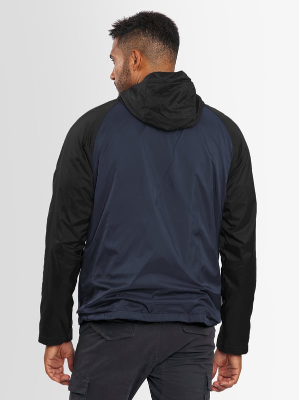Arctic Seven Rain Jacket para hombre: chaqueta repelente al viento y al agua con forro polar

Este chubasquero de alta calidad de Arctic Seven combina protección contra la humedad y el frío gracias al material repelente al agua Dry Tex - 3000 y al cálido forro polar. Ligero, cómodo y funcional, ideal para los días lluviosos y frescos.

Repelente al viento y al agua: material superior de nailon robusto

Totalmente forrado de vellón: te mantiene cómodamente abrigado, incluso en las mangas y la capucha

Cuello de cierre alto y puños ajustables: protección óptima contra el viento

Dos bolsillos laterales con cremallera - interior con forro polar para las manos calientes

Capucha con cordón, también forrada con vellón en el interior

Media cremallera - para facilitar la colocación

Mano de obra detallada: sutil estampado Arctic Seven y parche con el logotipo

Material:

Material exterior: 100% nailon

Material interior: 100% poliéster (con forro polar cálido)