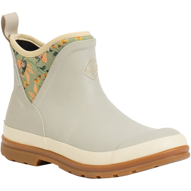 Muck Originals ist eine Kollektion von leichten, aber dennoch wesentlichen Schuhen. Volle Neoprenstiefel sind in weichem, handgefertigtem Gummi eingewickelt für Komfort. Geformte PU-Fußbetten mit einer Schicht aus Memory-Schaum bieten maximalen Komfort unter den Füßen.