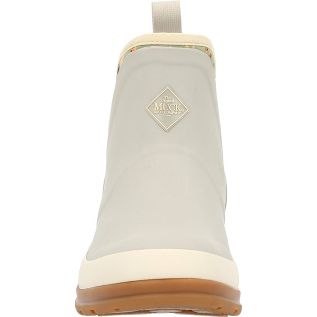 Muck Originals ist eine Kollektion von leichten, aber dennoch wesentlichen Schuhen. Volle Neoprenstiefel sind in weichem, handgefertigtem Gummi eingewickelt für Komfort. Geformte PU-Fußbetten mit einer Schicht aus Memory-Schaum bieten maximalen Komfort unter den Füßen.