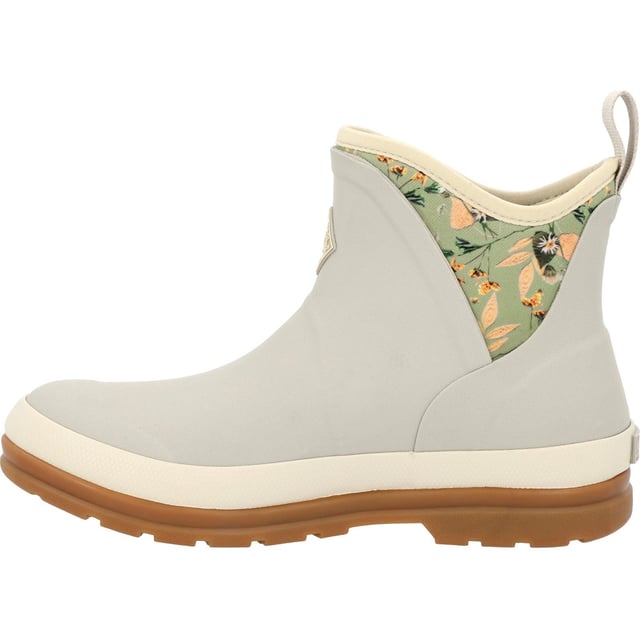 Muck Originals ist eine Kollektion von leichten, aber dennoch wesentlichen Schuhen. Volle Neoprenstiefel sind in weichem, handgefertigtem Gummi eingewickelt für Komfort. Geformte PU-Fußbetten mit einer Schicht aus Memory-Schaum bieten maximalen Komfort unter den Füßen.