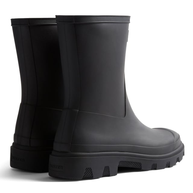 Introducing the Downpour Short Boot, with a sleek upper design and moulded lightweight rubber construction, this boot is finished with our heritage top binding. The unique tread allows for outsole traction when walking.