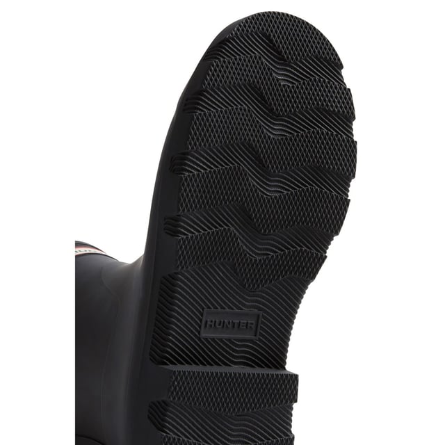 Introducing the Downpour Short Boot, with a sleek upper design and moulded lightweight rubber construction, this boot is finished with our heritage top binding. The unique tread allows for outsole traction when walking.