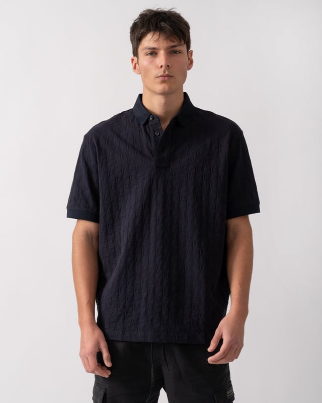 This short-sleeved cotton polo combines style and comfort, perfect for any casual occasion. Crafted from soft cotton, it ensures a fresh and breathable fit. The design is enriched by an allover tone-on-tone logo, which gives an elegant and discreet touch. With a ribbed collar and contrasting buttons, this polo is versatile and easy to match with jeans, trousers or shorts. An essential piece for those seeking a sophisticated but informal look.




Regular fit polo
In cotton
Allover tone-on-tone logo
Short sleeves



Fabric: 100% cotton; rib details: 98% polyester, 2% elastane