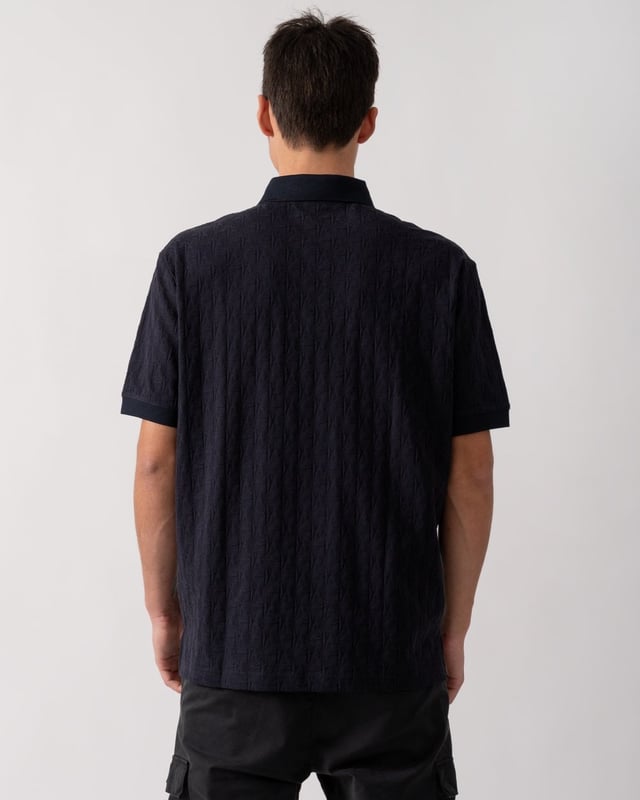 This short-sleeved cotton polo combines style and comfort, perfect for any casual occasion. Crafted from soft cotton, it ensures a fresh and breathable fit. The design is enriched by an allover tone-on-tone logo, which gives an elegant and discreet touch. With a ribbed collar and contrasting buttons, this polo is versatile and easy to match with jeans, trousers or shorts. An essential piece for those seeking a sophisticated but informal look.




Regular fit polo
In cotton
Allover tone-on-tone logo
Short sleeves



Fabric: 100% cotton; rib details: 98% polyester, 2% elastane