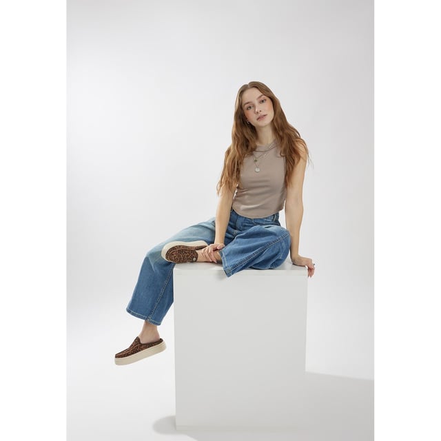 Crafted in suede and with a light-as-air platform outsole, Austin Lift Classic keeps your style riding high. Complete with a raised heel and four wear-anywhere colours.