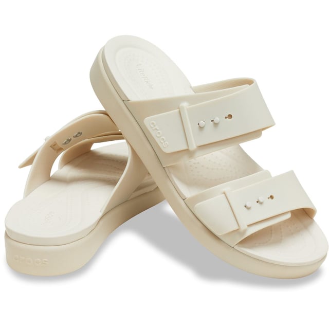 De twee verstelbare banden op de Brooklyn Sandal Low Wedge bieden je een uitstekende pasvorm en veelzijdige styling. De lichtgewicht constructie en comforttechnologie van Crocs Brooklyn stellen je in staat om vol vertrouwen van werk naar ontspanning te gaan, zonder gedoe.