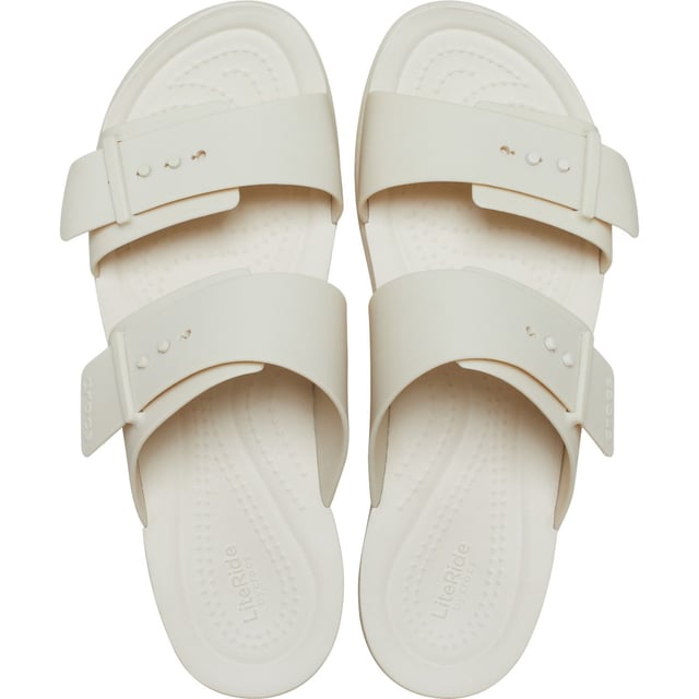 De twee verstelbare banden op de Brooklyn Sandal Low Wedge bieden je een uitstekende pasvorm en veelzijdige styling. De lichtgewicht constructie en comforttechnologie van Crocs Brooklyn stellen je in staat om vol vertrouwen van werk naar ontspanning te gaan, zonder gedoe.