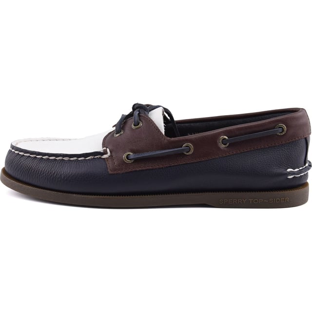 This iconic silhouette sets itself apart with superior craftsmanship and attention to detail in the form of a luxurious suede upper with traditional moccasin construction. As always, these boat shoes feature our signature 360° Lacing System