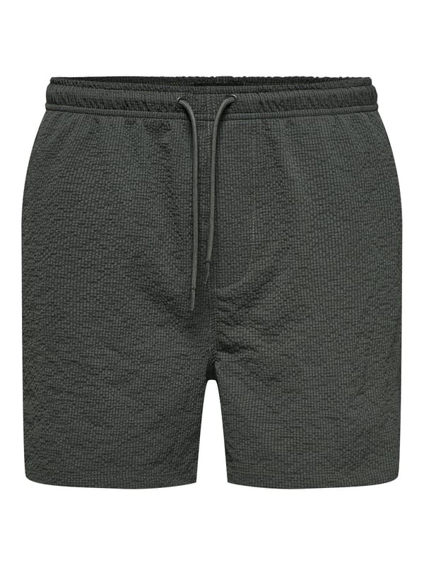 Met deze badshorts geniet je van zomers comfort in een stijlvolle ontwerp. De elastische tailleband met tunnelkoord zorgt voor een veilige pasvorm, terwijl de normale pasvorm en de middelhoge taille optimale bewegingsvrijheid bieden. Zijzakken en een achterzak maken de shorts ook praktisch. De lichte seersucker-stof voelt prettig aan op de huid en geeft de look een gestructureerde uitstraling. Een subtiele gulp en het geweven label aan de binnenkant ronden het ontwerp discreet af – perfect voor ontspannen dagen aan het water.