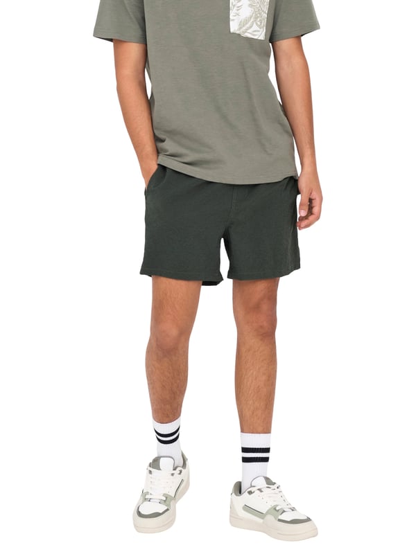 Met deze badshorts geniet je van zomers comfort in een stijlvolle ontwerp. De elastische tailleband met tunnelkoord zorgt voor een veilige pasvorm, terwijl de normale pasvorm en de middelhoge taille optimale bewegingsvrijheid bieden. Zijzakken en een achterzak maken de shorts ook praktisch. De lichte seersucker-stof voelt prettig aan op de huid en geeft de look een gestructureerde uitstraling. Een subtiele gulp en het geweven label aan de binnenkant ronden het ontwerp discreet af – perfect voor ontspannen dagen aan het water.