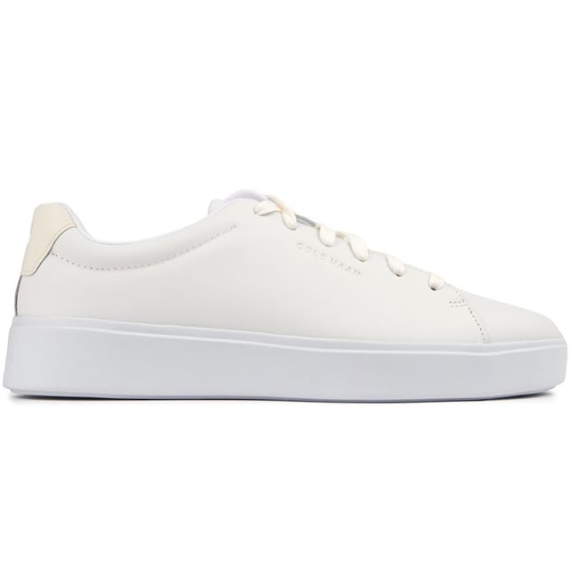 Muévete con estilo con las zapatillas Grand Crosscourt Traveler de Cole Haan. Estas elegantes zapatillas de estilo cancha agregan un toque de sofisticación a tu estilo diario. Amortigua tu pisada con la entresuela reactiva de CMEVA y agárrate a la carretera con la duradera suela de goma. Con la parte superior de cuero de alta calidad y la marca Cole Haan, llamarás la atención ya sea que estés viajando hacia la ciudad o estés de viaje con amigos. Ponte los cordones y siente la libertad de movimiento con estas zapatillas versátiles.
